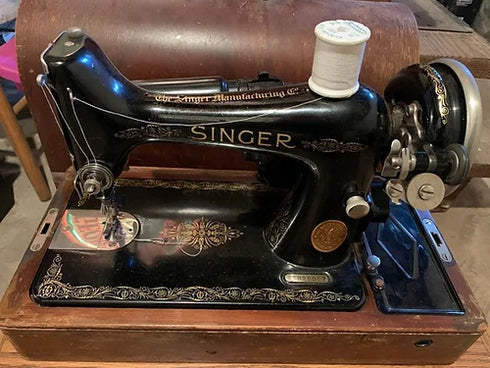 This unit has the key and carrying case. Still has thread in it still. It has th