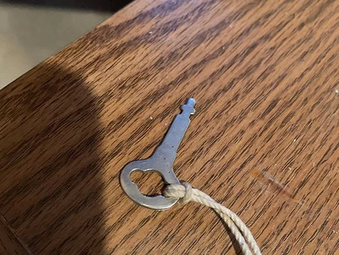 This unit has the key and carrying case. Still has thread in it still. It has th