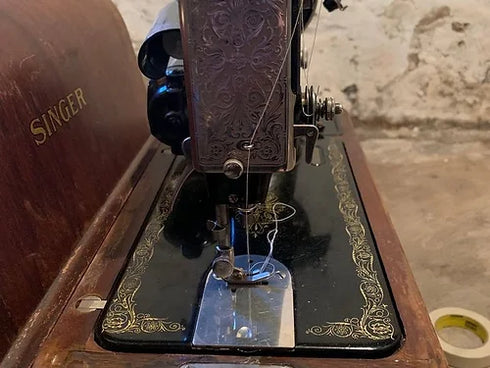 This unit has the key and carrying case. Still has thread in it still. It has th